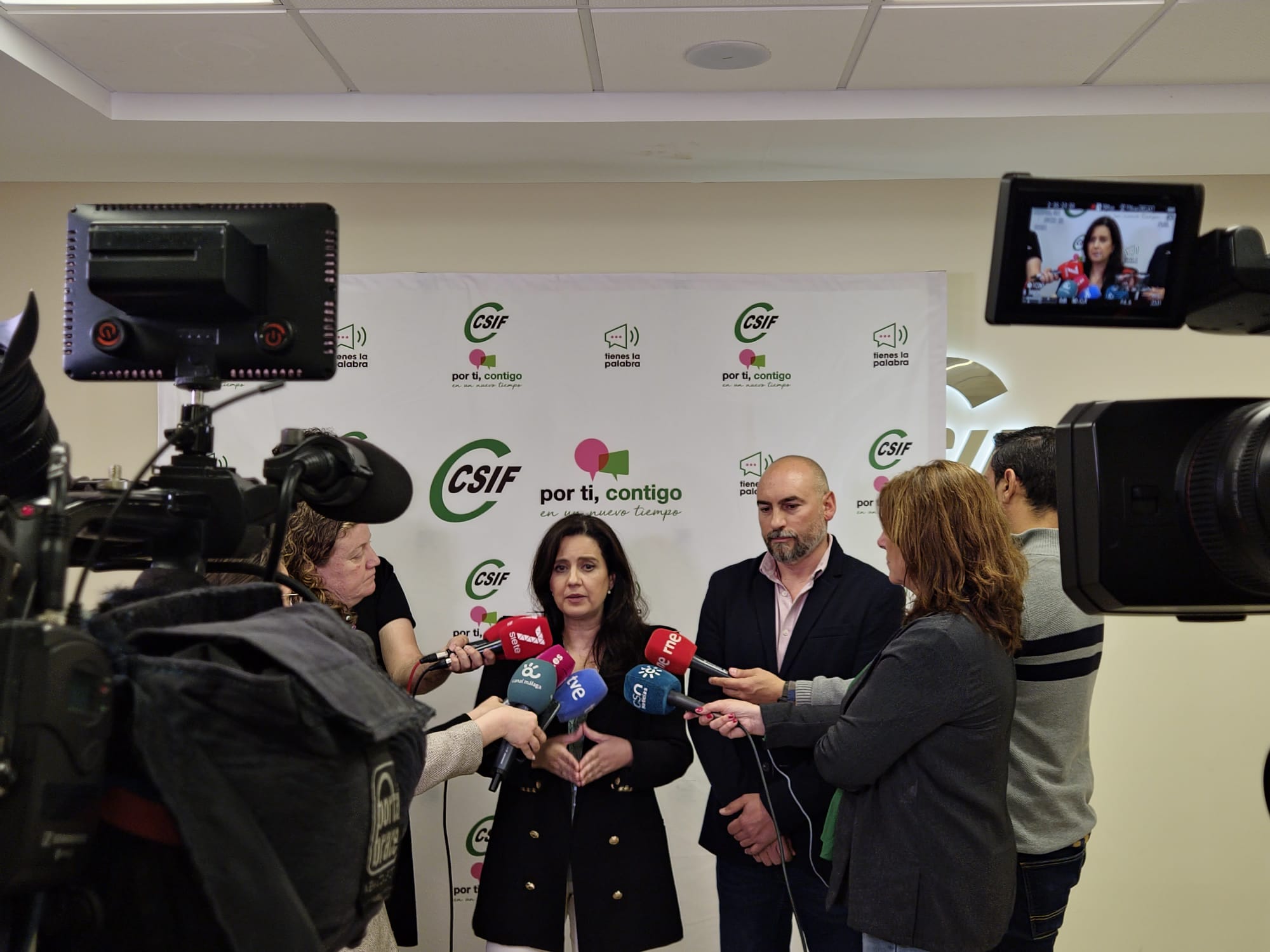 Elena García, presidenta de CSIF Educación Andalucía, atiende a los medios